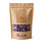 blue lotus gedroogde bloemen verpakking witte achtergrond